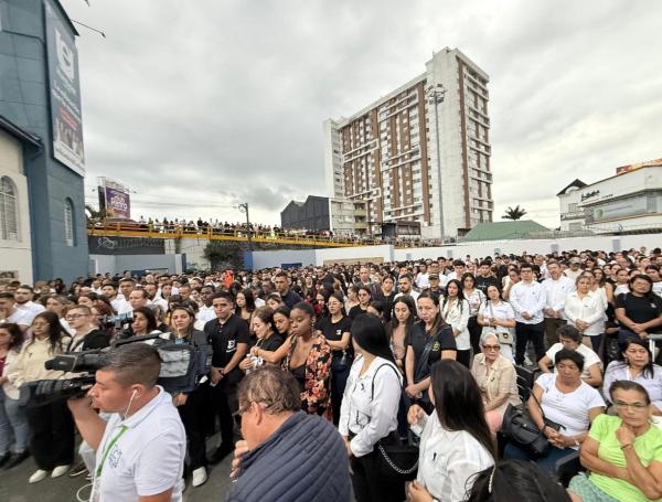 Velatón tras el accidente en puente helicoidal de Calarcá que dejó 10 muertos.