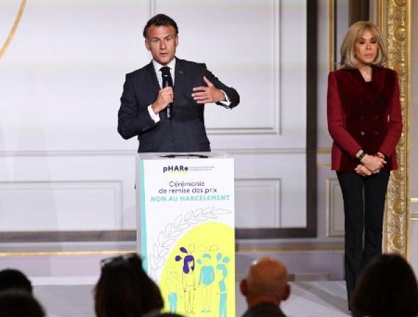 Emmanuel Macron, presidente de Francia, acompañado de su esposa