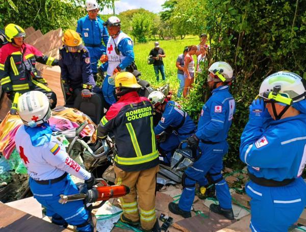 Personal de la Cruz Rija, Bomberos y Policía acudieron a la zona.