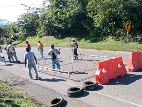 Bloqueo en la vía a Buenaventura, este 27 de mayo.
