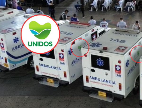 Logo de la Gobernación de Antioquia de Aníbal Gaviria en el costado de dos de las ambulancias.