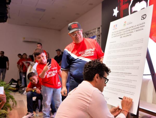 Silvestre Dangond firma el pacto
