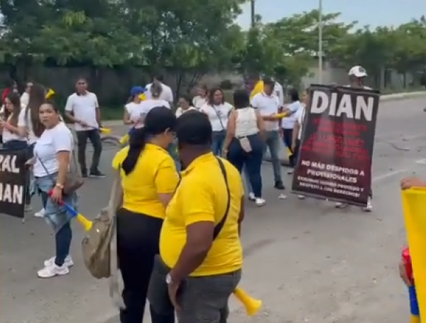 Protesta trabajadores de la Dian en Barranquilla.