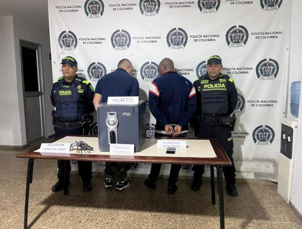 Los dos hombres capturados en flagrancia. Son señalados de robar caja fuerte.