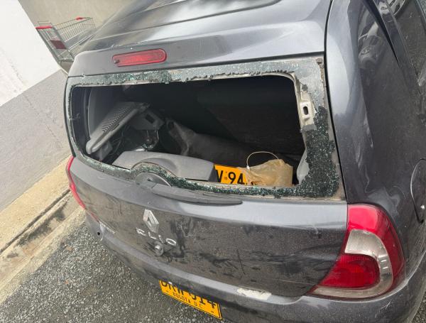 Este era el carro en el que los ladrones trataron de escapar.