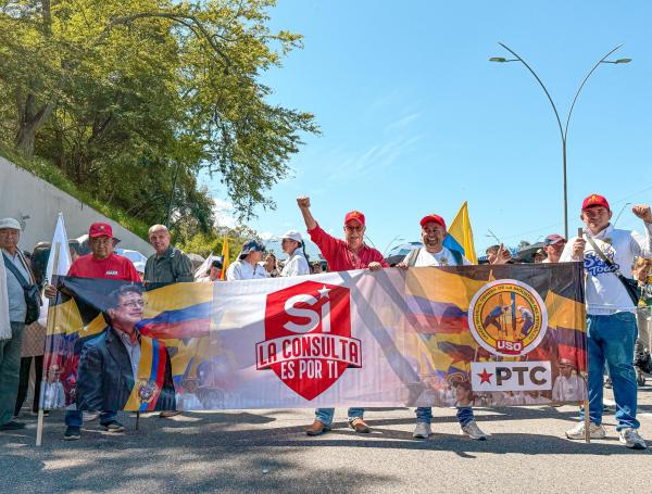 Con pancartas grandes la Cut marcha en Bucaramanga