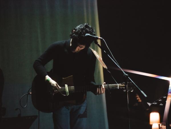 El artista estuvo tocando en tres puntos del escenario.