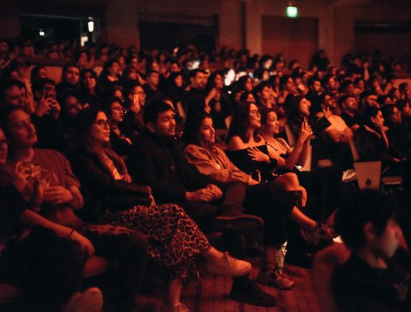 El público estuvo siguiendo cada una de sus canciones. Mientras que unos grababan, otros se limitaban a ver y sentir cada verso.