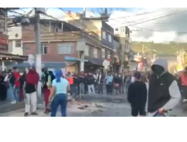 Mujeres se enfrentan a encapuchados