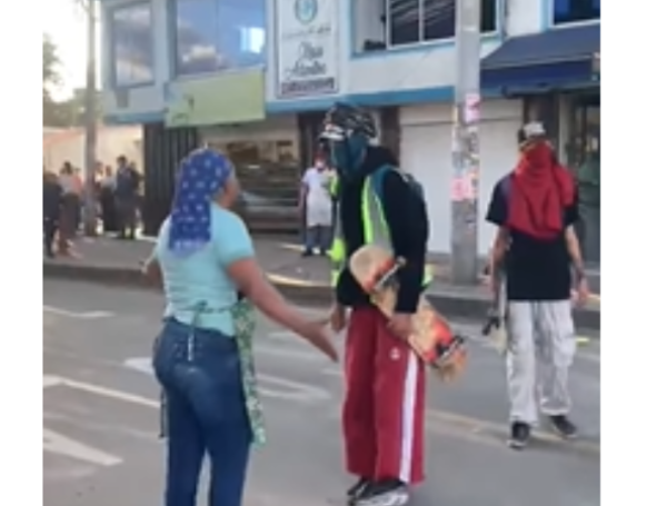 Mujeres se enfrentan a encapuchados