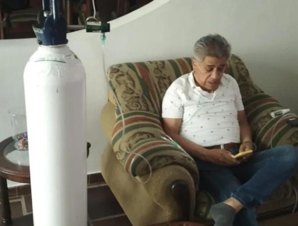 David Vivas tiene 70 años.