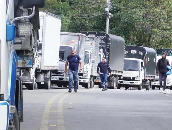 Anuncian paro camionero.