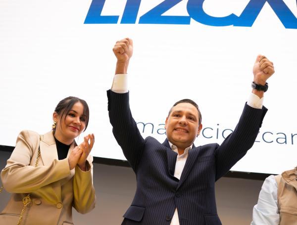 Mauricio Lizcano en la inscripción de su comité por firmas