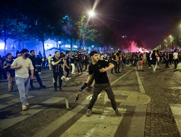 Por las celebraciones de la victoria del club PSG se registraron dos muertes y 200 heridos en Francia