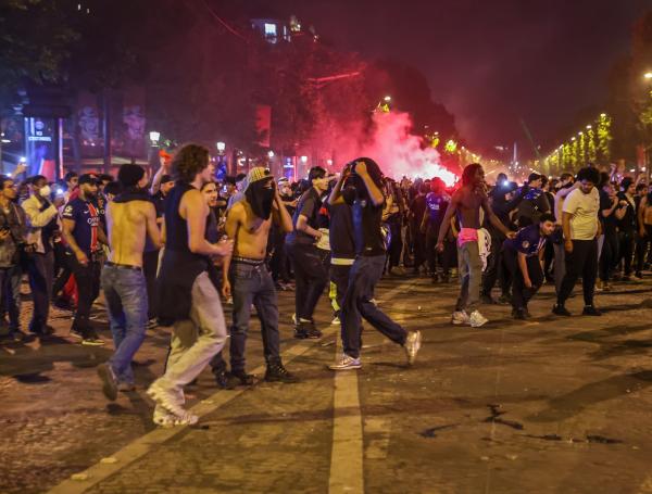 Por las celebraciones de la victoria del club PSG se registraron dos muertes y 200 heridos en Francia
