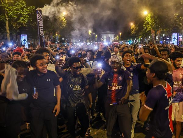 Por las celebraciones de la victoria del club PSG se registraron dos muertes y 200 heridos en Francia