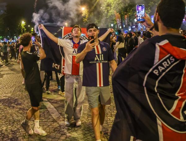 Por las celebraciones de la victoria del club PSG se registraron dos muertes y 200 heridos en Francia