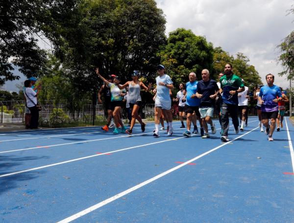 Primera carrera en la renovada pista de trote de la Unidad Deportiva de Belén.
