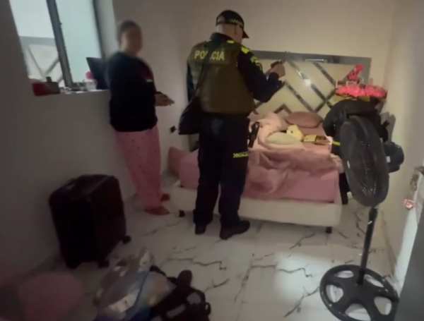 Diligencia de captura de los tres adultos en la residencia de la comuna 13.