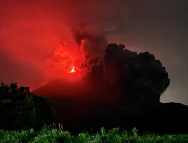 Erupción con corrientes de densidad piroclástica en el volcán de Fuego.