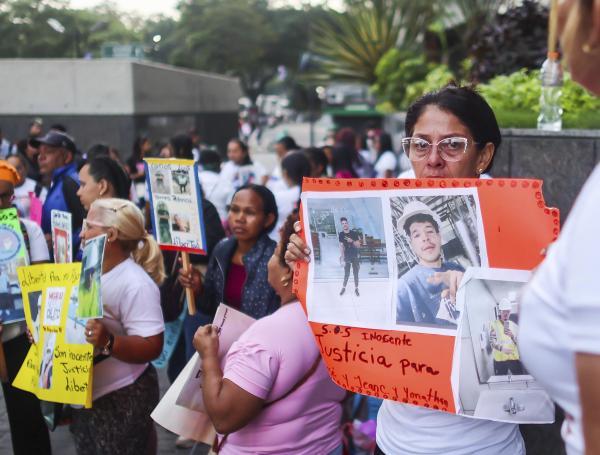 Familiares de venezolanos presos en El Salvador