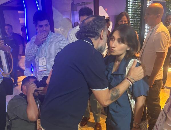 Benedetti y Sarabia se saludaron de beso.