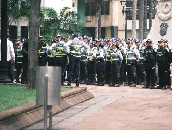 Grupo Tornado de Movilidad de Cali contra infractores que se estacionan en zonas prohibidas.
