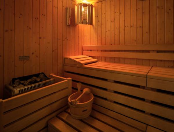 Fue detenida por acosar a un joven en un sauna