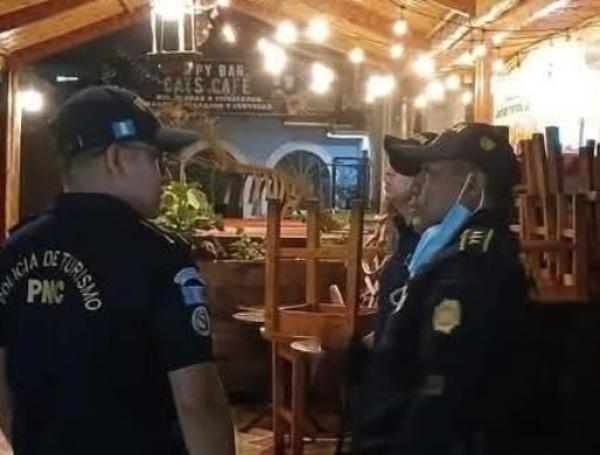 Uniformados de la Policía en la entrada del restaurante donde la colombiana estaba muerta.