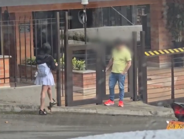 Encuentro entre la extorsionista y su víctima afuera de la residencia del extorsionado en El Poblado.