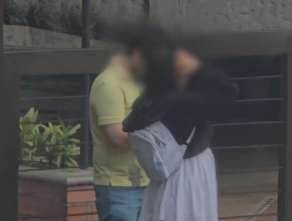 Momento en que la víctima cuenta el dinero antes de entregárselo a la sextorsionista