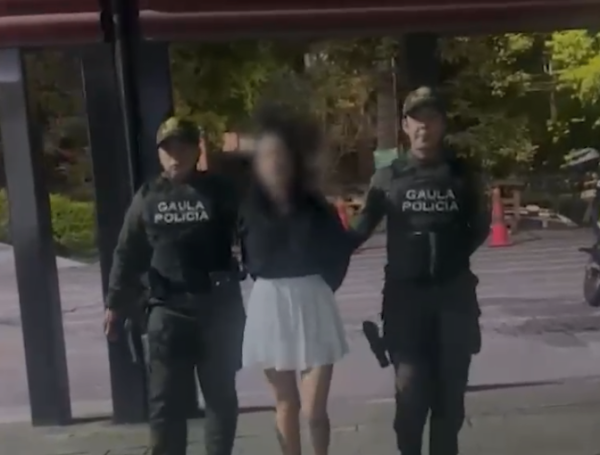 La mujer fue capturada en flagrancia por uniformados en cubierto del Gaula de la Policía.