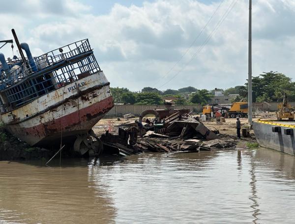 Reciclaje y limpieza de viejas embarcaciones en la Bahía de Cartagena