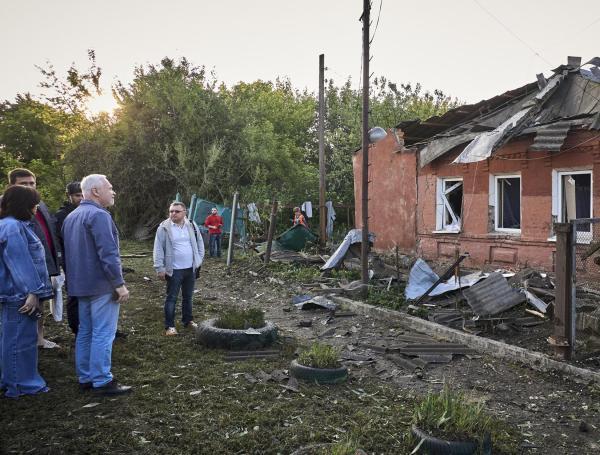 El Ministerio, cuyo titular, Rustem Umérov, encabeza la delegación negociadora ucraniana, denunció que se trata de otro intento más de "revertir" a posteriori lo acordado en Estambul, lo cual "plantea dudas una vez más sobre el nivel y capacidad del equipo negociador ruso".

En cuanto al intercambio de los cuerpos de caídos en combate, las autoridades ucranianas aseguraron que no se había concertado todavía una fecha para ello y que la parte rusa ha recurrido a "acciones unilaterales".

Finalmente, concluyó su comunicado instando a Moscú a "poner fin a los juegos sucios" y a regresar al trabajo constructivo para poder implementar lo acordado "en los próximos días".
