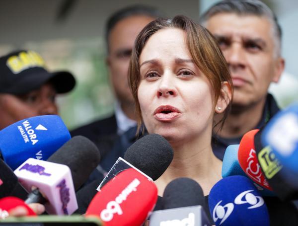 María Claudia Tarazona, esposa de Miguel Uribe da declaraciones a la prensa