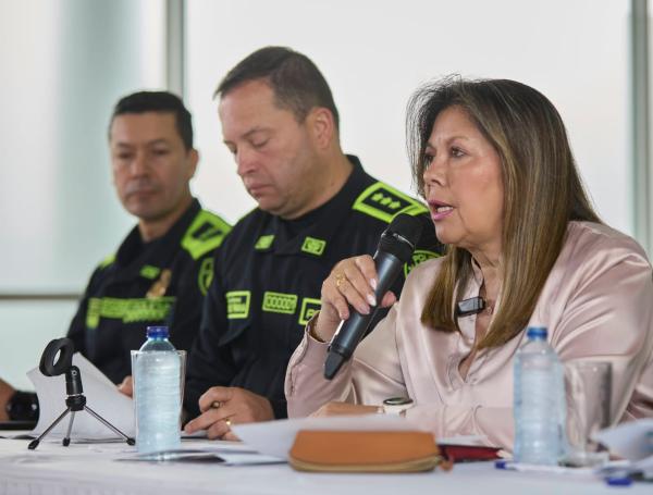 Fiscal Luz Adriana Camargo junto al director de la Policía, general Carlos Fernando Triana.