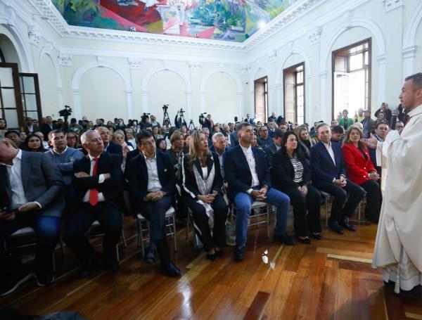 En el Senado se realizó una eucaristía por la salud de Miguel Uribe.