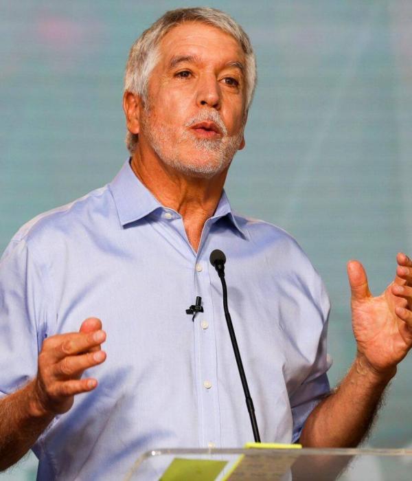 Enrique Peñalosa participa en la consulta presidencial ‘Equipo por Colombia’.