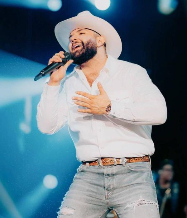 El cantante sorprende al revelar detalles sobre su consumo de sustancias antes de subir al escenario.