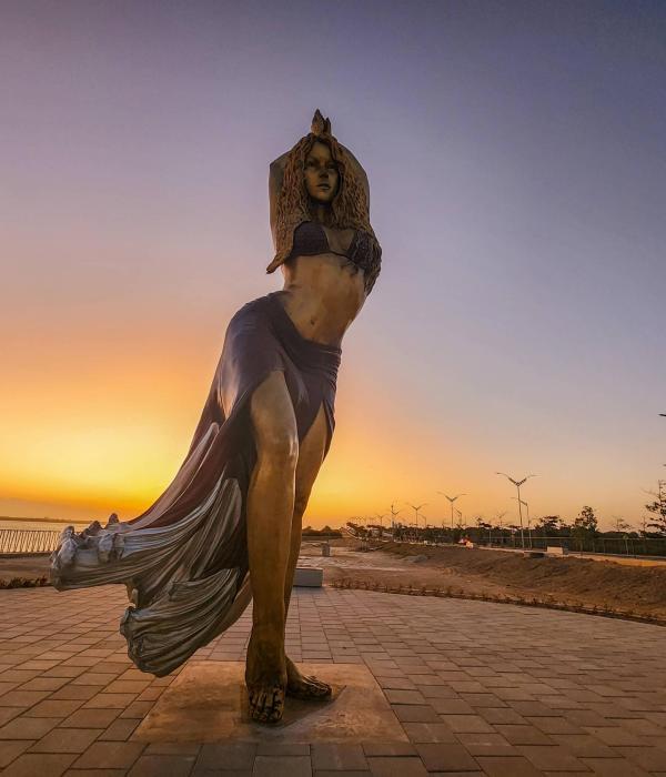 Turistas y locales cruzan la reja impuesta por las autoridades para tomarse fotos más cercanas a la estatua de Shakira en el Gran Malecón del Río, la cual estará habilitada al púbico de manera oficial en el mes de marzo al terminar las obras del espacio público aledañas a la estatua.