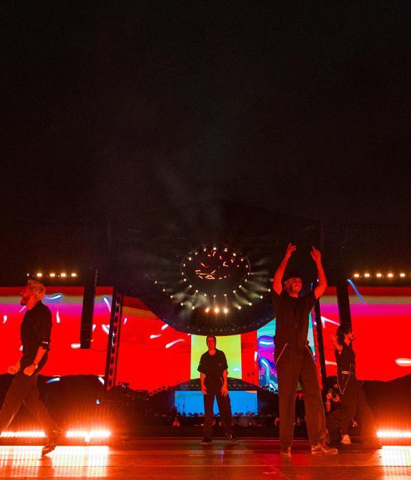 Morat en el escenario del estadio El Campín de Bogotá durante su primera presentación-