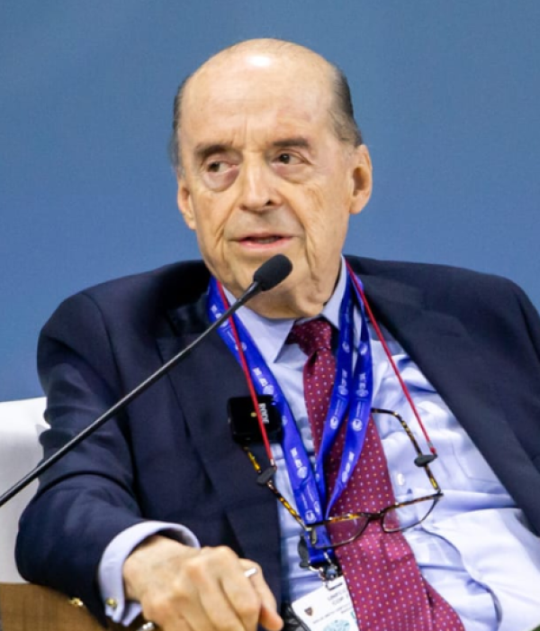 Excanciller Álvaro Leyva.