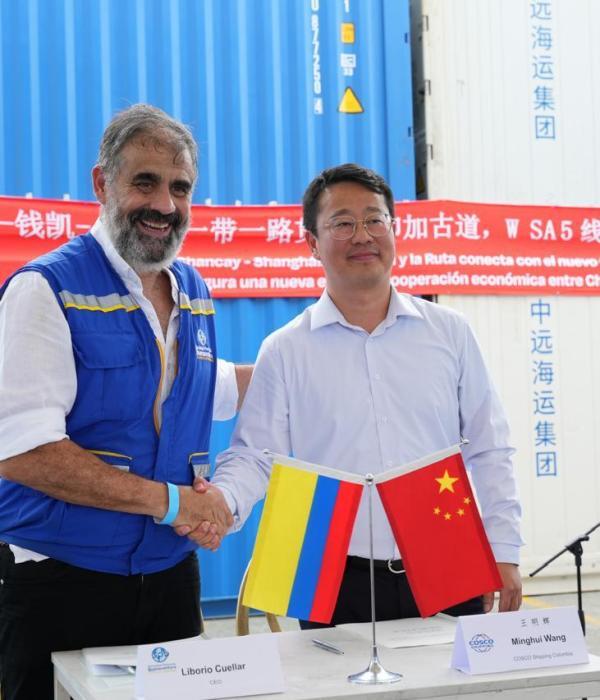 Liborio Cuellar, de la Sociedad Portuaria de Buenaventura, y Minghui Wang, Cosco Shipping Colombia