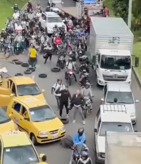 Enfrentamientos entre conductores y taxistas en Medellín.