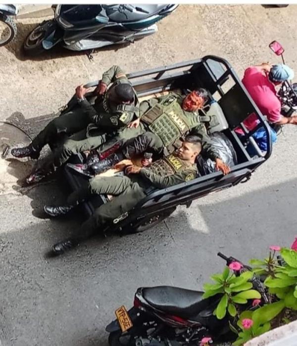 Policías heridos tras el ataque con granada en Remedios siendo transportados al hospital del municipio.