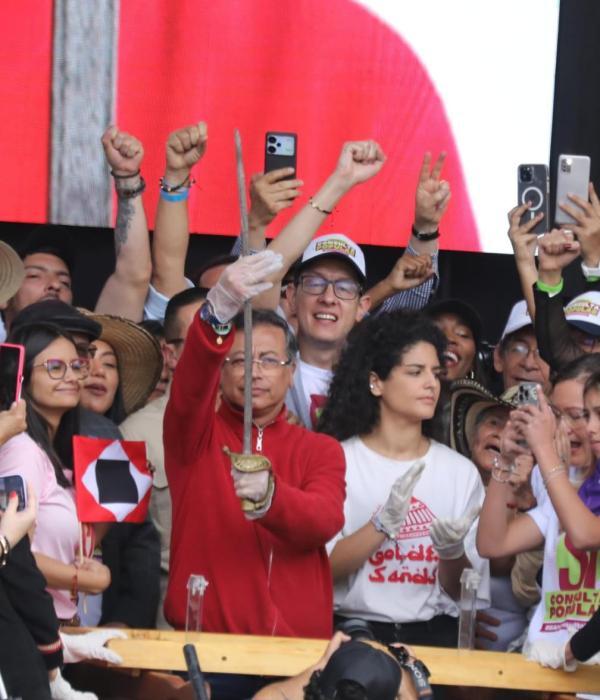 Presidente Gustavo Petro con la espada de Bolívar
