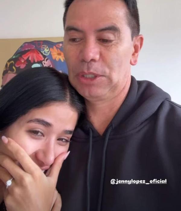 Lució el anillo en las historias del cantante.
