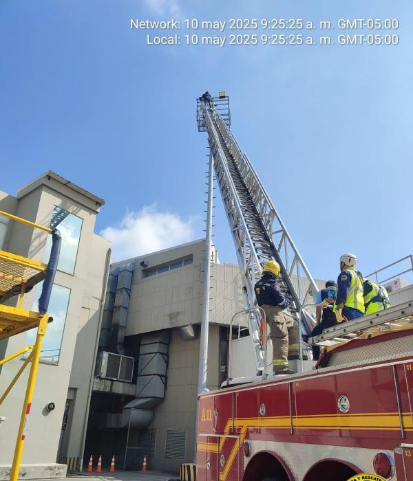 Bomberos atienden emergencia. Un hombre se subió a una luminaria del aeropuerto Alfonso Bonilla.
