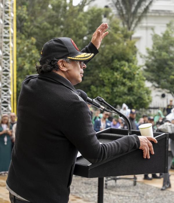 Jugar al discurso radical es tentador y más para quien todavía se considera un revolucionario cuyo destino es dejar huella.