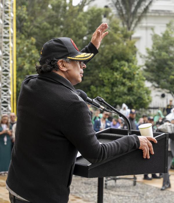 Jugar al discurso radical es tentador y más para quien todavía se considera un revolucionario cuyo destino es dejar huella.